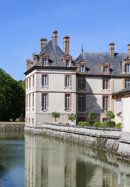 En Seine-et-Marne, entre Fontainebleau et Nemours, un château de famille du 17e siècle - photo  n°3